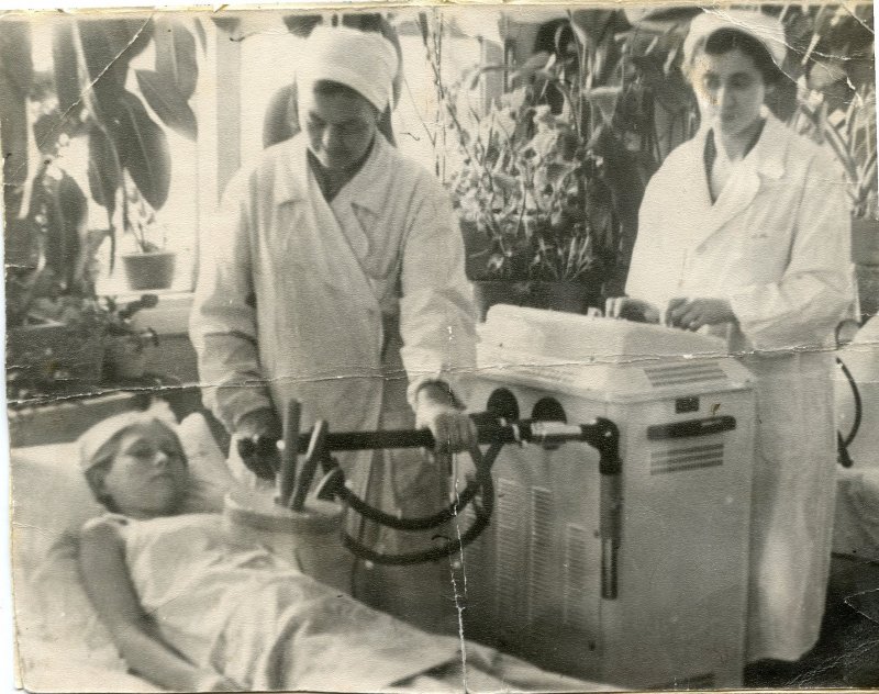 Первый физиотехник А.И. Березовская (слева, принячта на работу 01.01.1940г.) и И.М. Тарских, первая зеведующая терапевтическим отделением. Фото 50х годов.