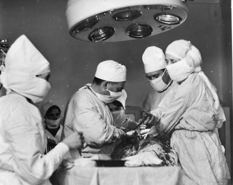 Хирурги-урологи в операционной