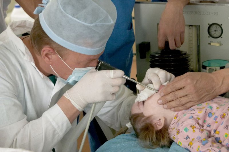 О.А. Бобровский, зведующий отделением эндоскопии проводит эндохирургическую операцию