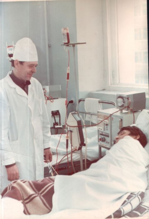 И.А. Колюжный, заведующий отелением гемодиализа с пациентом